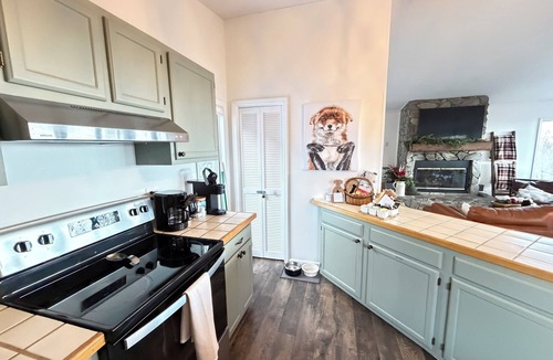 Beech Mountain Ski Chalet | Luxury 3BR Cabin ~ Hot Tub · Fire Pit · Long-Range Views ~ Dogs Welcome