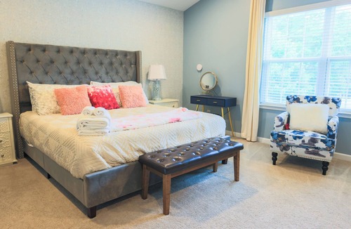 Wessex Square House | Luxury 3King 4FullSize GameRoom FencedYard Grill 5-SmartTV Safe&Quiet Area