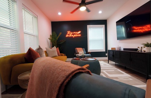 Belvedere Park House | Luxury 4BR 4BA In-law suite Firepit Lounge