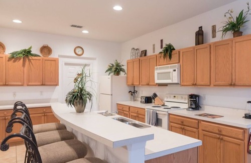Legacy Park House | Luxury 5 Bed villa, Southwest pool (all day sun), 10 mins to Disney, sleeps 12