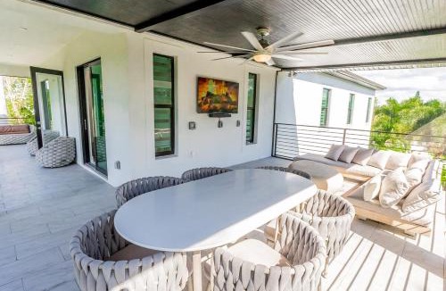 East Naples House | Luxury 5bd 5ba heated Pool, 5 Min to Beach & 5th ave