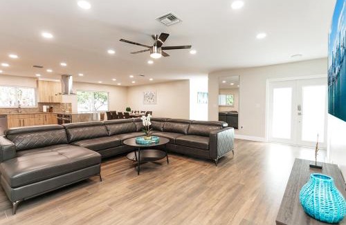 Dania Beach Villa | Luxury 5BR Villa Heated Pool near Beach & Casino