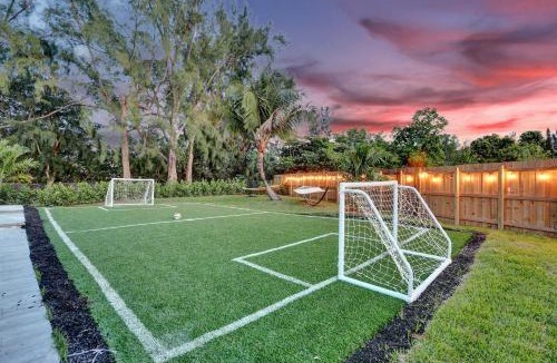 Plantation House | Luxury 7 Br Home w Pool Gameroom Soccer Field