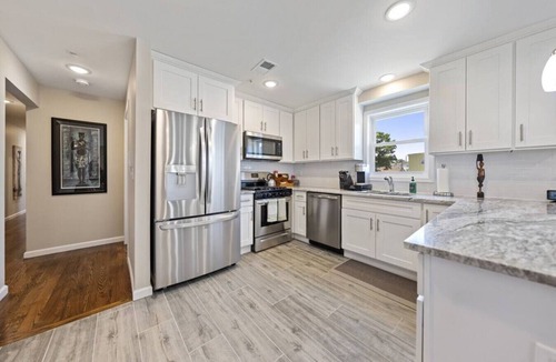 Newark Villa | Luxury 7BR Group Retreat that Sleeps 20 | 2 Kitchens | Near NYC + EWR