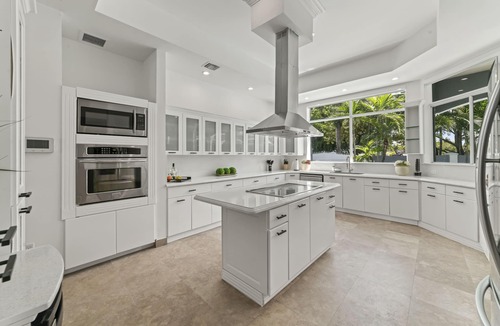Tamiami House | Luxury 7BR, Pool, Games, Beach, 12min to Airport
