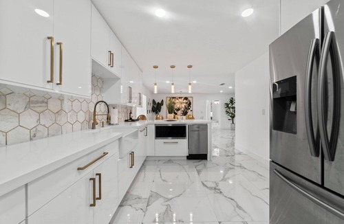Kendale Lakes House | Luxury 7BR Retreat w/Games, Pool & Mini Golf
