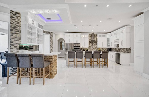 Davie House | Luxury 8BR Estate w/POOL & Gameroom - 24 Guests