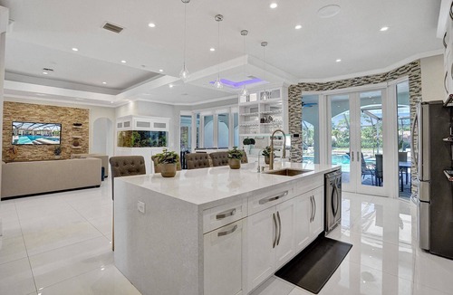 Davie House | Luxury 8BR Estate w/POOL & Gameroom - 24 Guests