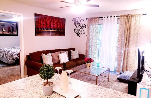Lawrenceville Apartment | Luxury Apartment with Balcony near shops