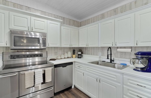 Howey-in-the-Hills House | Luxury Barn Apartment in charming Howey-in-the-Hills - Best of Both Worlds!