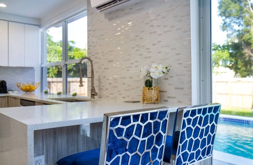 Royal Poinciana House | LUXURY BEACH 8 GUESTS MODERN DESIGNER HEATED POOL HOME NEAR AIRPORT & DOWNTOWN