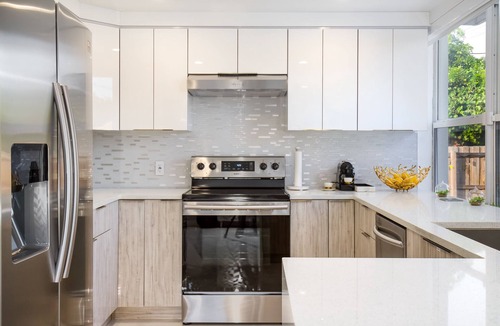 Royal Poinciana House | LUXURY BEACH 8 GUESTS MODERN DESIGNER HEATED POOL HOME NEAR AIRPORT & DOWNTOWN