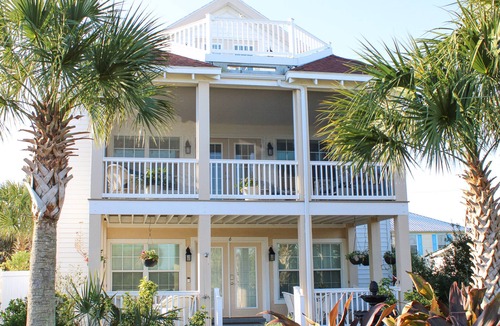 Marineland Acres House | Luxury Beach House, Private Salt Pool. Walk to the Private Beach