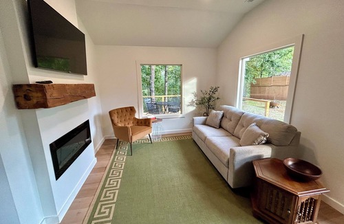 Travelers Rest House | Luxury Bungalow w/Scenic Tree View - near Travelers Rest & Furman University.