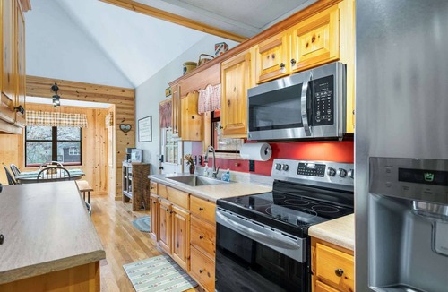 Blairsville Cabin | Luxury Cabin w/New Spa, Game Room & Firepit