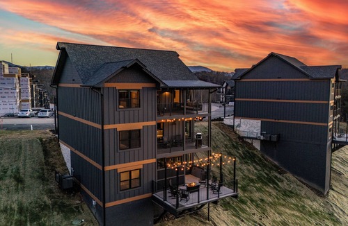 Sevierville Cabin | Luxury Cabin + Waterpark Access – Ideal for Large Groups