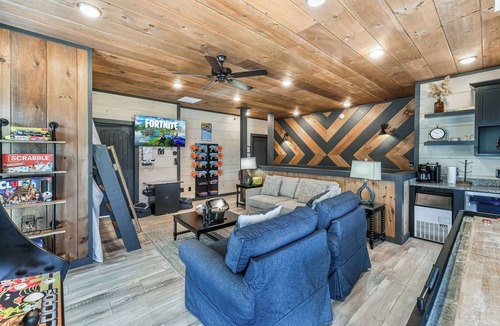 Sevierville Ski Chalet | Luxury Chalet | Indoor pool | Hot Tub | Game Room