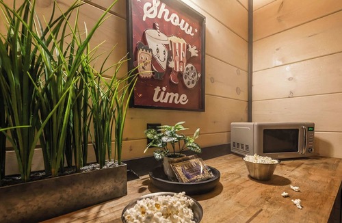 Sevierville Ski Chalet | Luxury Chalet | Indoor pool | Hot Tub | Game Room