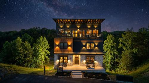 Sevierville Ski Chalet | Luxury Chalet - Indoor Pool - Arcades - 24 Guests - Resort Amenities