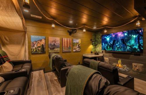 Sevierville Ski Chalet | Luxury Chalet - Indoor Pool - Arcades - 24 Guests - Resort Amenities