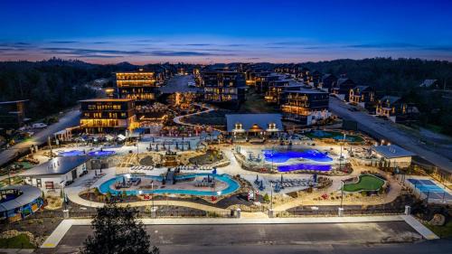 Sevierville Ski Chalet | Luxury Chalet - Indoor Pool - Arcades - 24 Guests - Resort Amenities