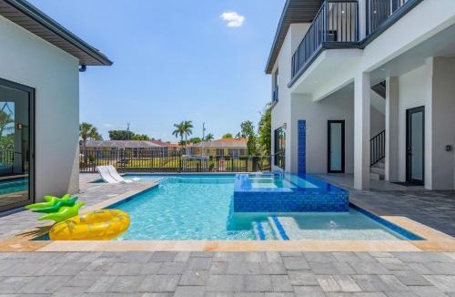 Yacht Club House | LUXURY - Close to Beach! - Pool Table, Heated Pool & Spa - Serenity Oasis - Roelens