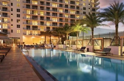 Hallandale Beach Condo | Luxury Condo, Stunning Ocean views, Free Parking!