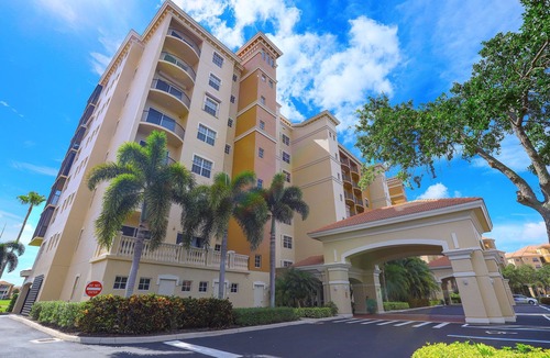 Vineyards Condo | Luxury condo with Beautiful Lake and Golf Course in Vineyards Community