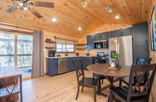 Bluff Mountain Cabin | Luxury Couples Getaway - King Bed - Hot Tub - Beautiful Views