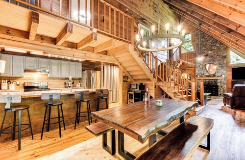 Helen Cabin | Luxury Creekside Cabin w/Hot Tub, Near Helen!