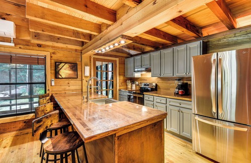 Helen Cabin | Luxury Creekside Cabin w/Hot Tub, Near Helen!