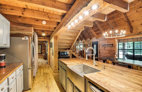 Helen Cabin | Luxury Creekside Cabin w/Hot Tub, Near Helen!