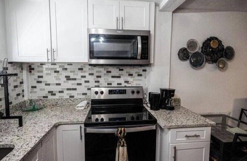 Crescent Heights Apartment | Luxury Entire 1 bed/bath close to Downtown!