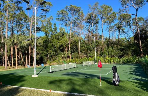 Central Naples Villa | Luxury Family Pool, Jacuzzi, 2 Pickleball Court, Ping Pong Table Very Private Home Sleeps 8