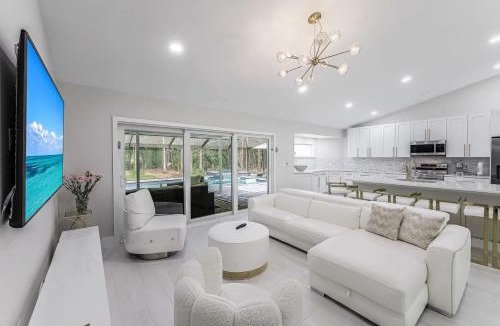 Central Naples Villa | Luxury Family Pool, Jacuzzi, 2 Pickleball Court, Ping Pong Table Very Private Home Sleeps 8