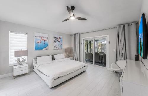 Central Naples Villa | Luxury Family Pool, Jacuzzi, 2 Pickleball Court, Ping Pong Table Very Private Home Sleeps 8