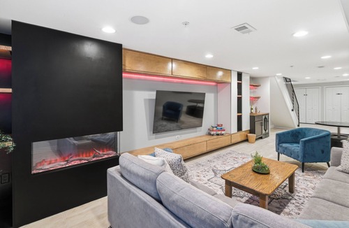 Kensington House | Luxury Fishtown - 3 Ensuite BR - RoofDeck+Bar+Backyard- Perfect for 6- Sleeps 10