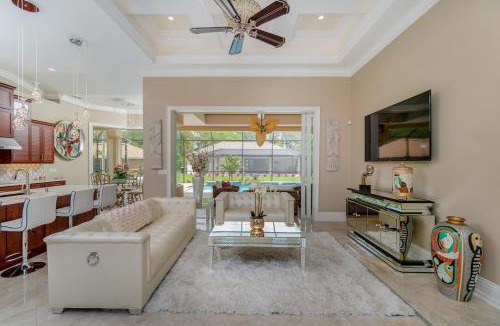 Port Charlotte Villa | Luxury Gasparilla SGC Retreat with Huge Pool Area