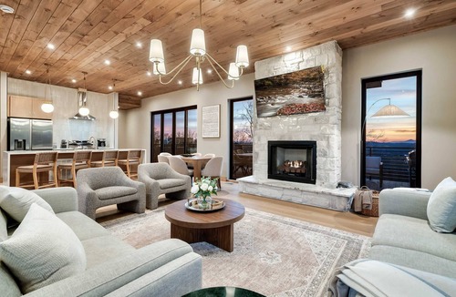 Sevierville House | Luxury Getaway, Sleeps 6・Views, Hot tub, Roof Deck