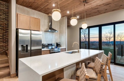 Sevierville House | Luxury Getaway, Sleeps 6・Views, Hot tub, Roof Deck