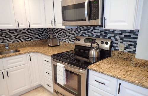 Redington Shores Condo | Luxury Gulf Condo 3BR 3BA w/Penthouse Jacuzzi! Gulf & Intercoastal views!