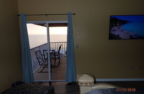 Redington Shores Condo | Luxury Gulf Condo 3BR 3BA w/Penthouse Jacuzzi! Gulf & Intercoastal views!