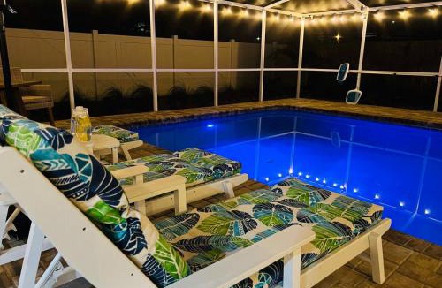 Tarpon Springs House | Luxury heated-pool home blocks from the beach