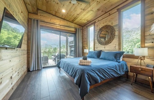 Foxfire Estates Cabin | Luxury Holiday Retreat+Hot Tub+Pool Table+Mtn view