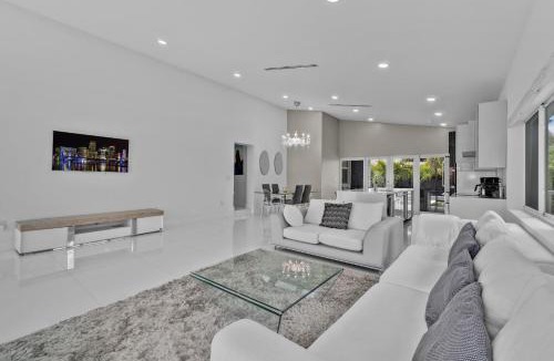 North Bay Village Apartment | Luxury House 4 beds heated Pool w Jaccuzzi
