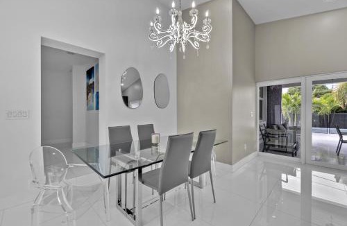 North Bay Village Apartment | Luxury House 4 beds heated Pool w Jaccuzzi