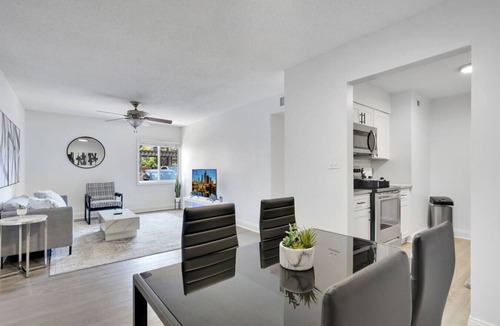 SoHo Apartment | Luxury King Suite by Bayshore with Pool & Gym
