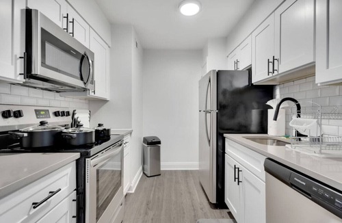 SoHo Apartment | Luxury King Suite by Bayshore with Pool & Gym