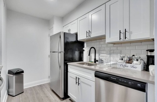 SoHo Apartment | Luxury King Suite by Bayshore with Pool & Gym