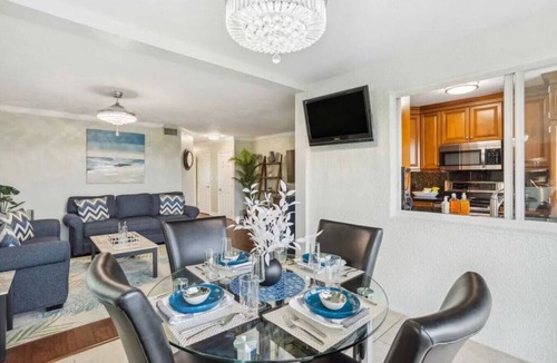 Jupiter Bay Condo | Luxury, Lake & Sunset Views, pool, 1/2mi to beach!
